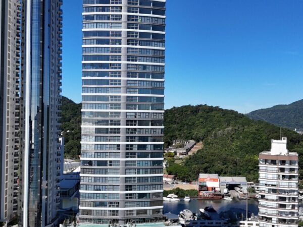 Venda de apto no Pharos Cechinel em Balneário Camboriú